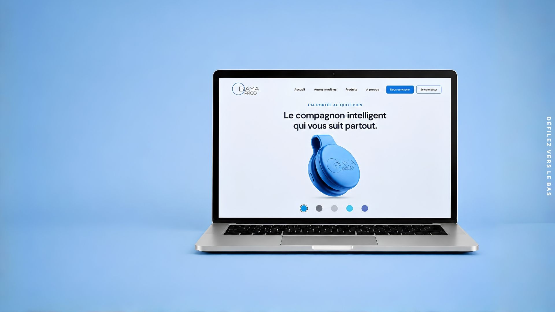 Univers bleu de la formule Pro : ordinateur portable présentant un site professionnel épuré aux tons bleus, entouré de sphères en verre